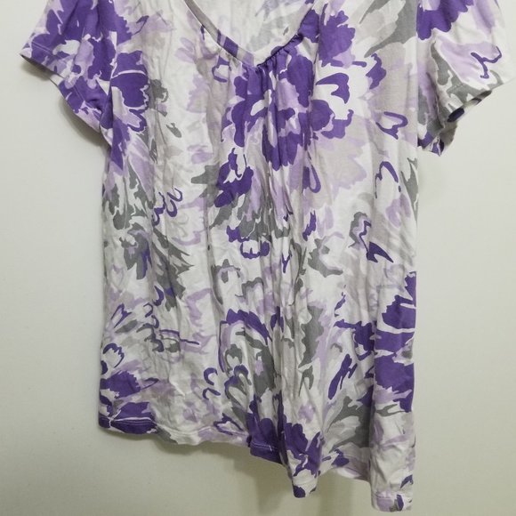 Gray w purple flowers St. John's Bay women's L V-neck t-shirt - Picture 2 of 4